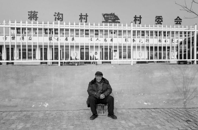 古老的乡村生活似乎离我们越来越远了，但是那些鲜活的乡村生活却永远留在了记忆之中。现在各种娱乐活动特别多，但是其中的快乐却很少。物质越来越丰富，但是精神似乎越来越空虚。倒是那些古老的乡村生活让人经久难忘，津津乐道……